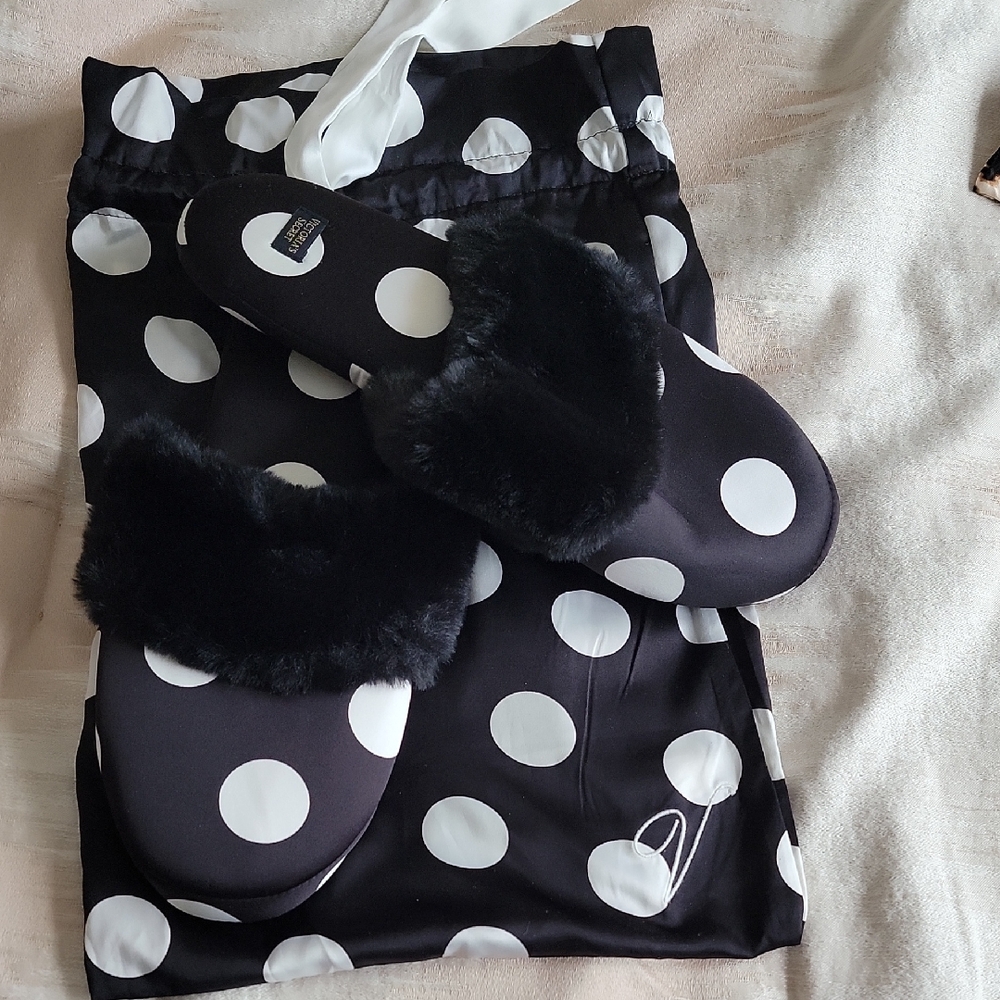New Without Tag Victoria's Secret Black Polla Dot Slippers Size M